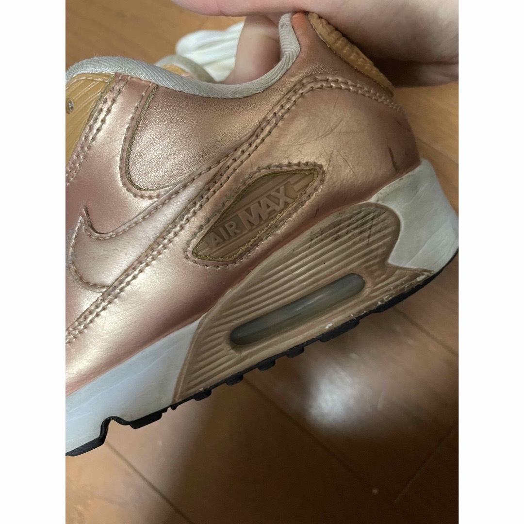 NIKE(ナイキ)のエアマックス90 21.5センチ　シャンパンゴールド キッズ/ベビー/マタニティのキッズ靴/シューズ(15cm~)(スニーカー)の商品写真