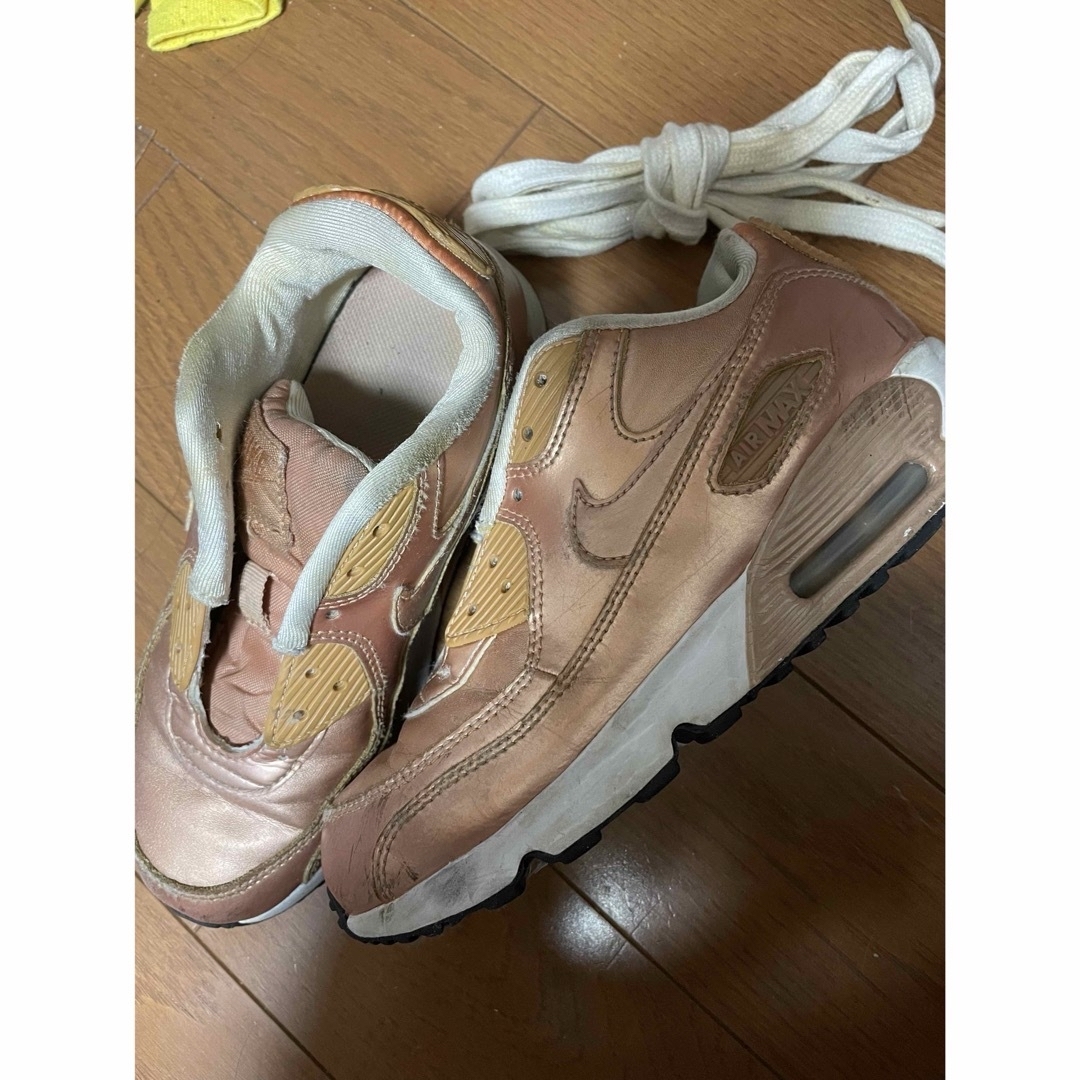 NIKE(ナイキ)のエアマックス90 21.5センチ　シャンパンゴールド キッズ/ベビー/マタニティのキッズ靴/シューズ(15cm~)(スニーカー)の商品写真