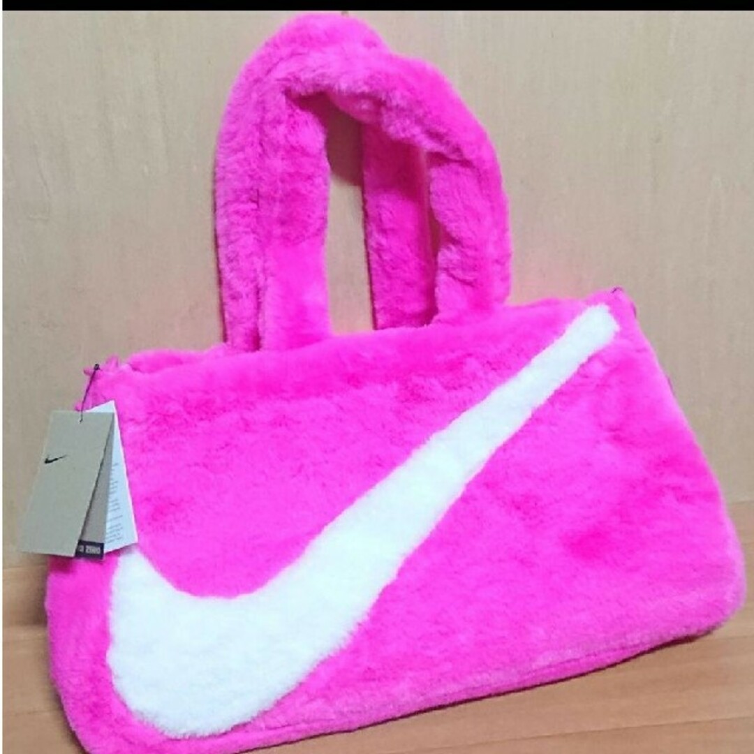 新品 ナイキ フェイクファー トートバッグ 10L  ピンク × ホワイト レディースのバッグ(トートバッグ)の商品写真