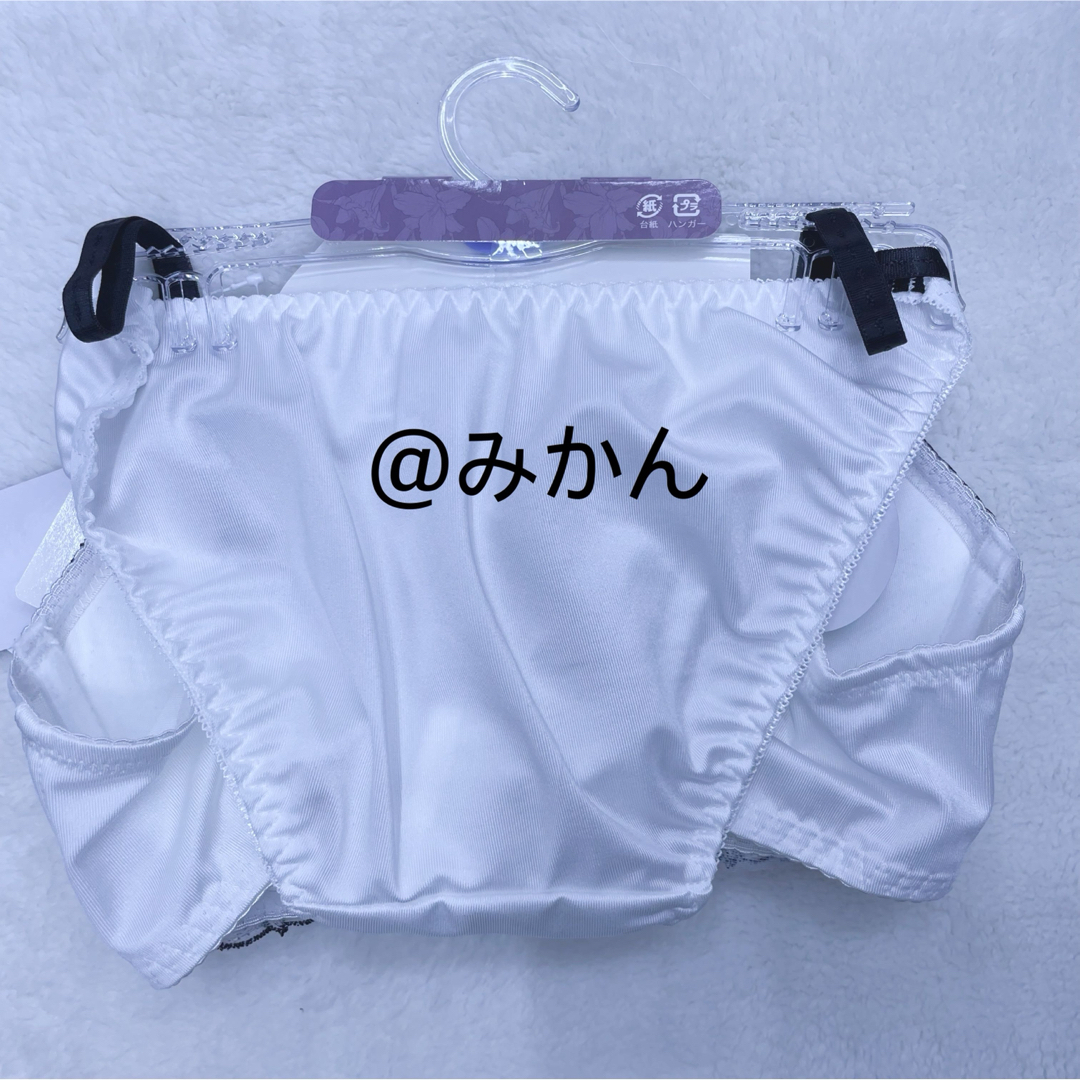 洗練された✨️♥️モノトーンラグジュアリーフラワーブラショーツセット(ホワイト) レディースの下着/アンダーウェア(ブラ&ショーツセット)の商品写真
