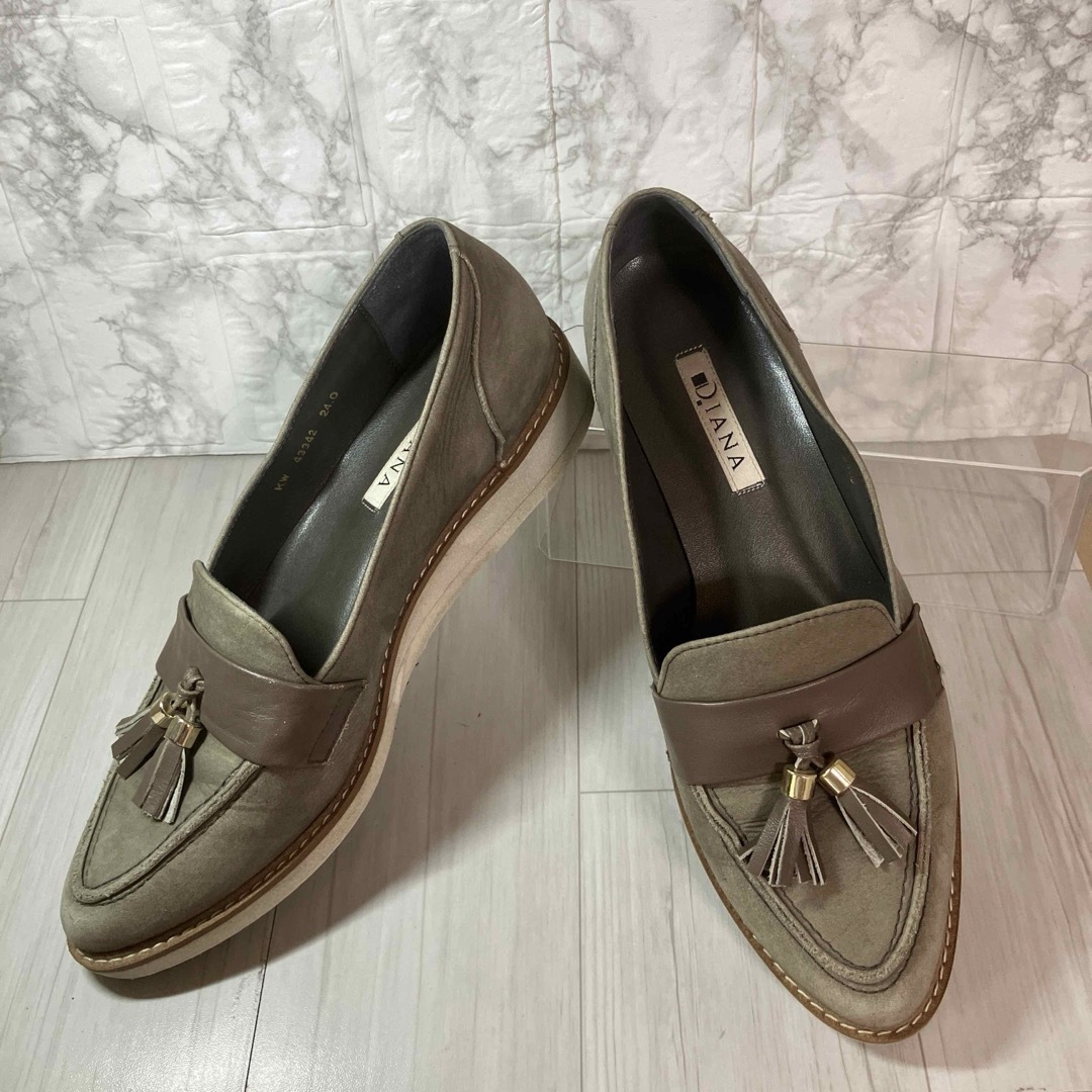 DIANA(ダイアナ)のダイアナ　タッセルローファー　24㎝　ベージュ　スエード レディースの靴/シューズ(ローファー/革靴)の商品写真