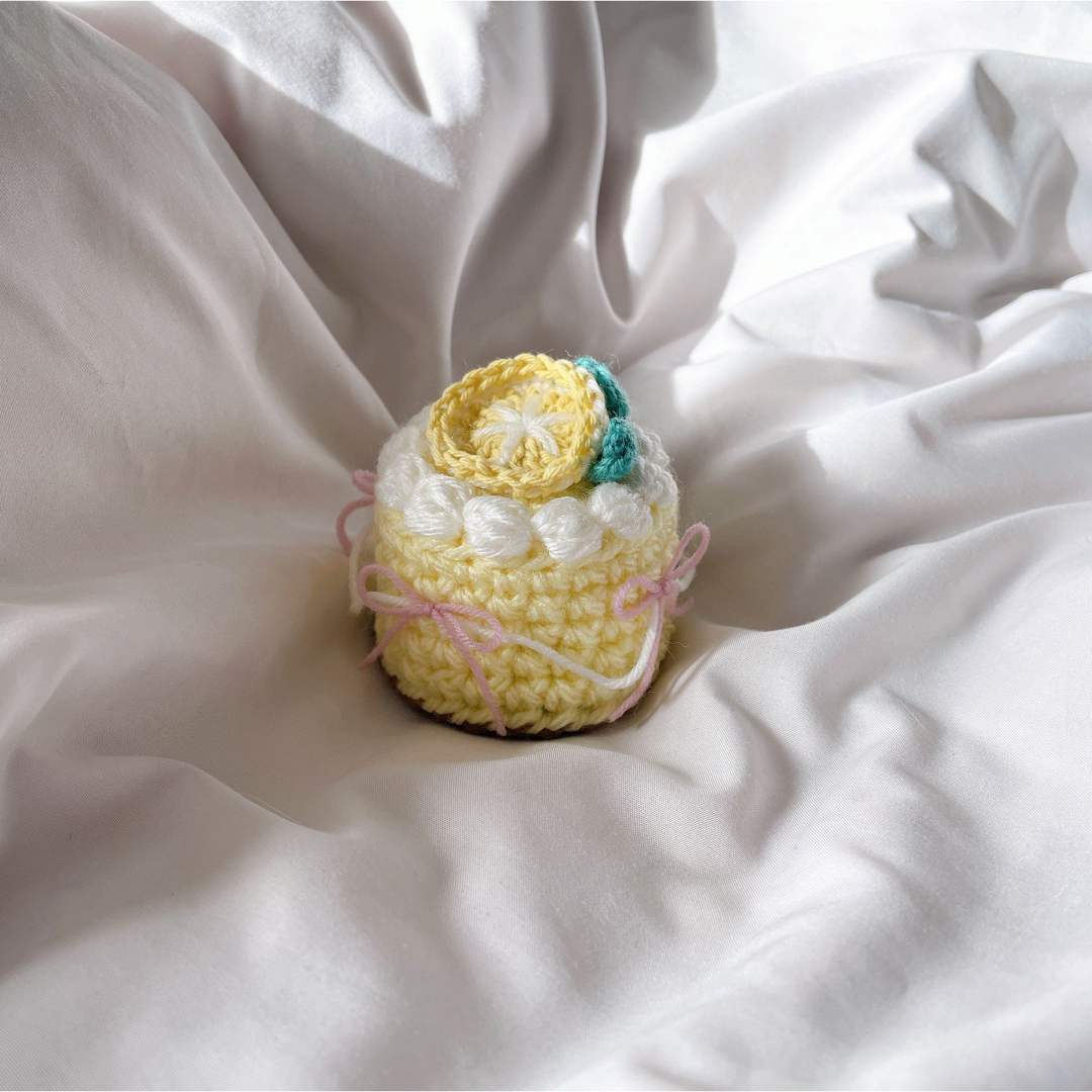 かぎ針編み:インテリア用韓国風ケーキ　イエロー ハンドメイドのインテリア/家具(インテリア雑貨)の商品写真