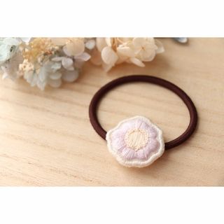 /刺繍/うす紫花のヘアゴム（大人向け）(ヘアアクセサリー)