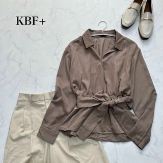 ケービーエフプラス(KBF+)の【美品✨】KBF+ スキッパーシャツ　ブラウス　ウエストリボン　ブラウン(シャツ/ブラウス(長袖/七分))