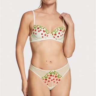 ヴィクトリアズシークレット(Victoria's Secret)の新品　ストロベリー エンブロイダリー ソングショーツ(ショーツ)