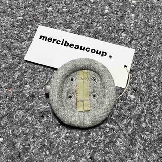 メルシーボークー(mercibeaucoup)のmercibeaucoup, ブローチ　ボタン　グレー(ブローチ/コサージュ)