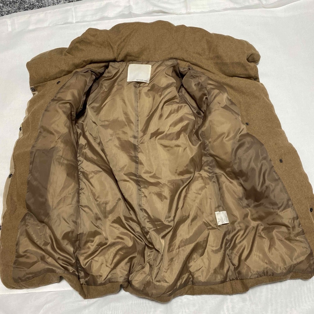 INTERPLANET(インタープラネット)のハーフコート　濃いめのベージュ　暖かく軽い　温もりを感じるコート レディースのジャケット/アウター(ダウンコート)の商品写真