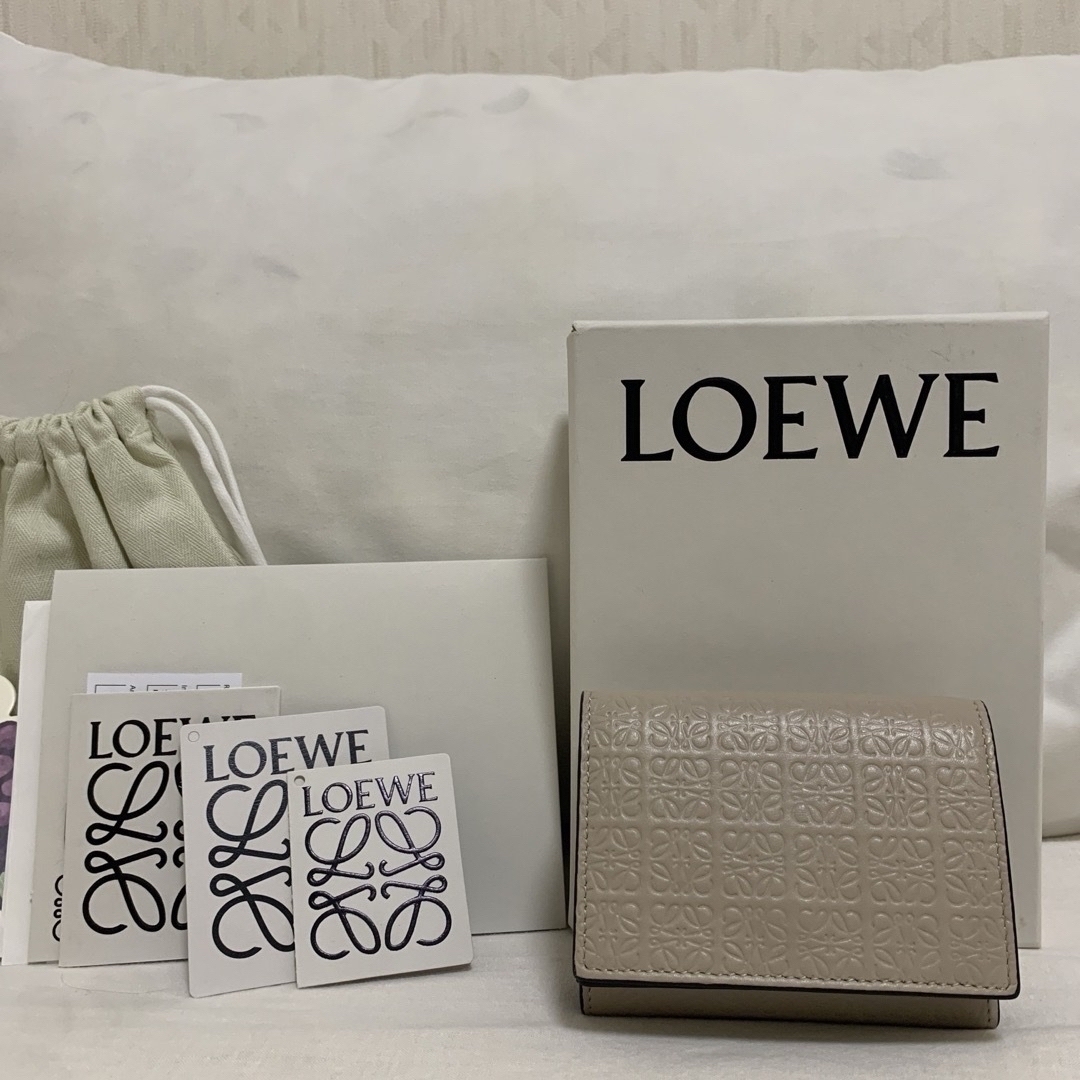 LOEWE(ロエベ)の最終値下　正規品美品　ロエベ　三つ折り財布 レディースのファッション小物(財布)の商品写真