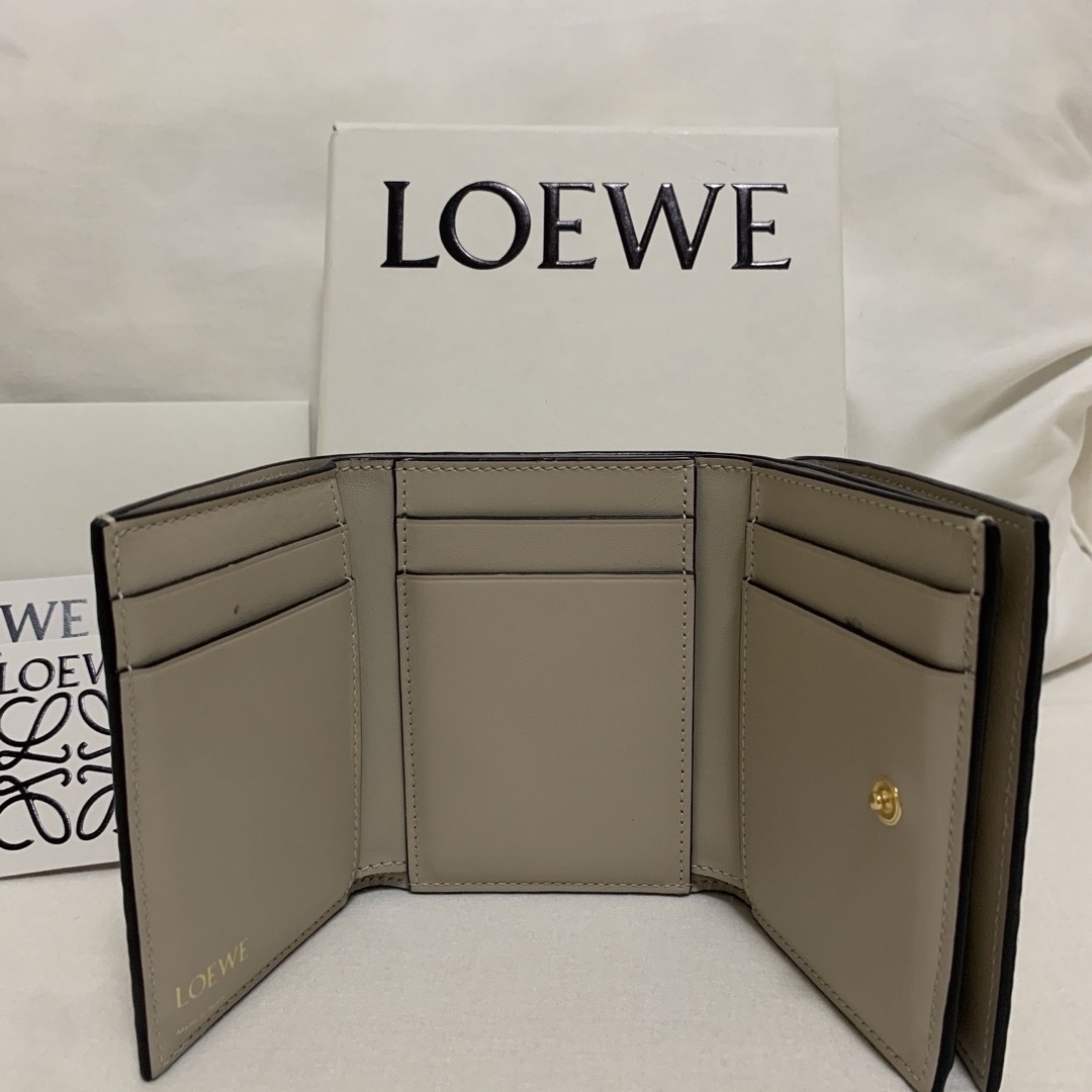 LOEWE(ロエベ)の最終値下　正規品美品　ロエベ　三つ折り財布 レディースのファッション小物(財布)の商品写真