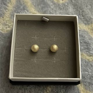 ジュエリーツツミ(JEWELRY TSUTSUMI)のコットンパール　スタッズピアス　ゴールド(ピアス)