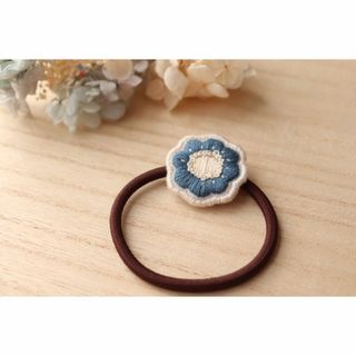 /刺繍/ブルー花のヘアゴム（大人向け）(ヘアアクセサリー)