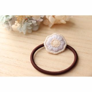 /刺繍/くすみ紫花のヘアゴム（大人向け）(ヘアアクセサリー)