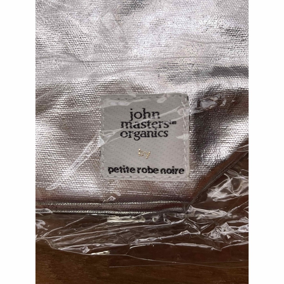 John Masters Organics(ジョンマスターオーガニック)のジョンマスターオーガニック　シルバーポーチ　⭐︎ レディースのファッション小物(ポーチ)の商品写真