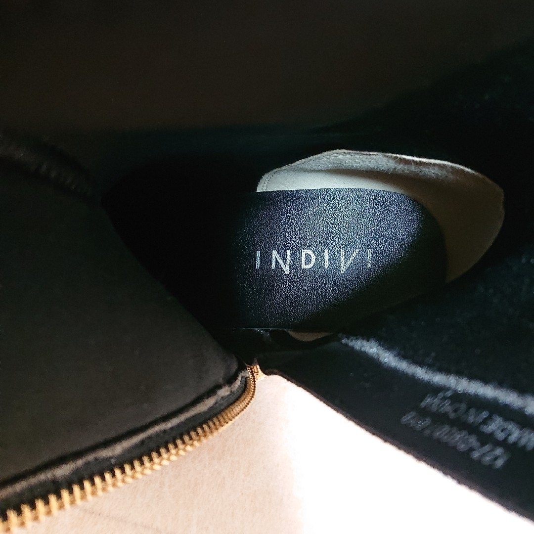 INDIVI(インディヴィ)のINDIVI インディヴィ ショート ブーツ ブラック スエード 24.5cm レディースの靴/シューズ(ブーツ)の商品写真