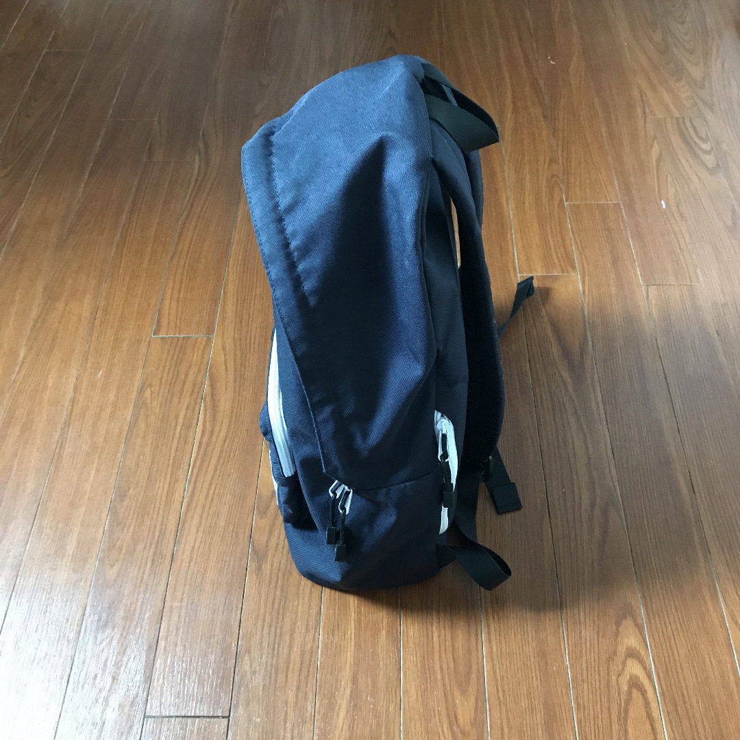 リュック　紺色　バックパック メンズのバッグ(バッグパック/リュック)の商品写真