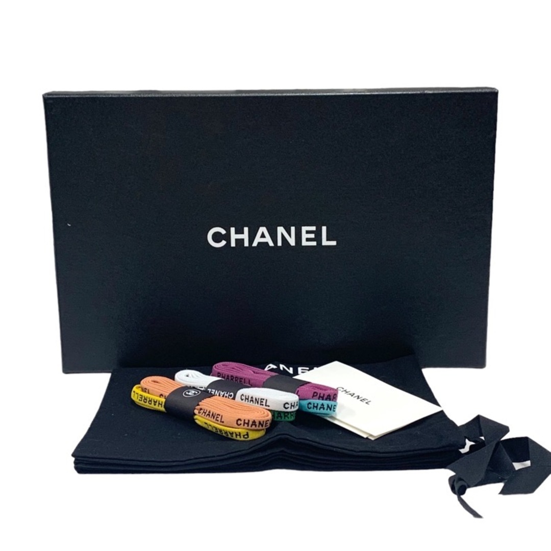 CHANEL(シャネル)の未使用 シャネル CHANEL スニーカー 靴 シューズ ファレルウィリアムス ココマーク ペイント キャンバス ホワイト マルチカラー レディースの靴/シューズ(スニーカー)の商品写真