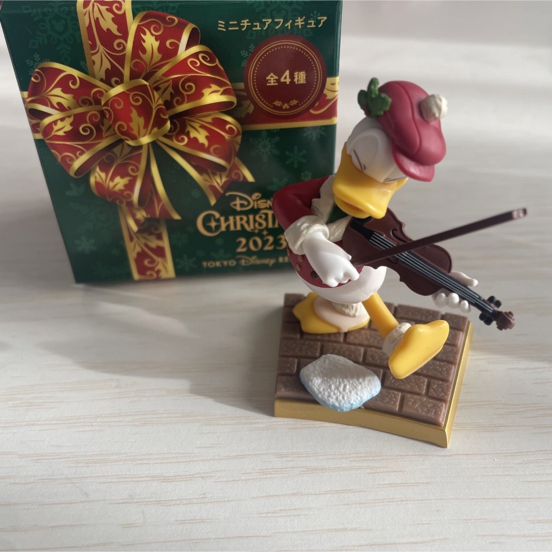 Disney(ディズニー)のディズニー　クリスマス　ドナルド　フィギュア エンタメ/ホビーのおもちゃ/ぬいぐるみ(キャラクターグッズ)の商品写真