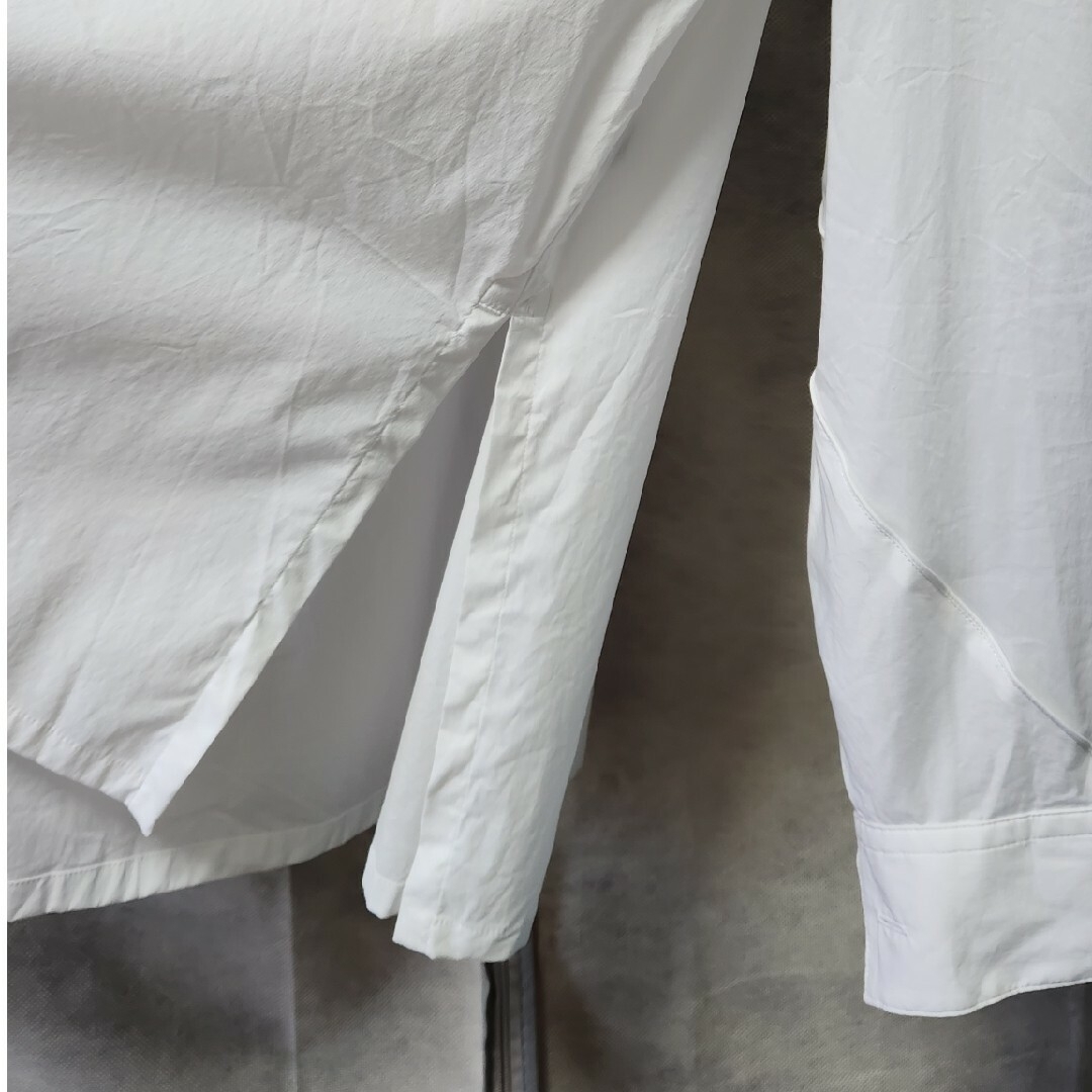ISSEY MIYAKE(イッセイミヤケ)の試着のみISSEY MIYAKE ホワイトシャツ レディースのトップス(シャツ/ブラウス(長袖/七分))の商品写真