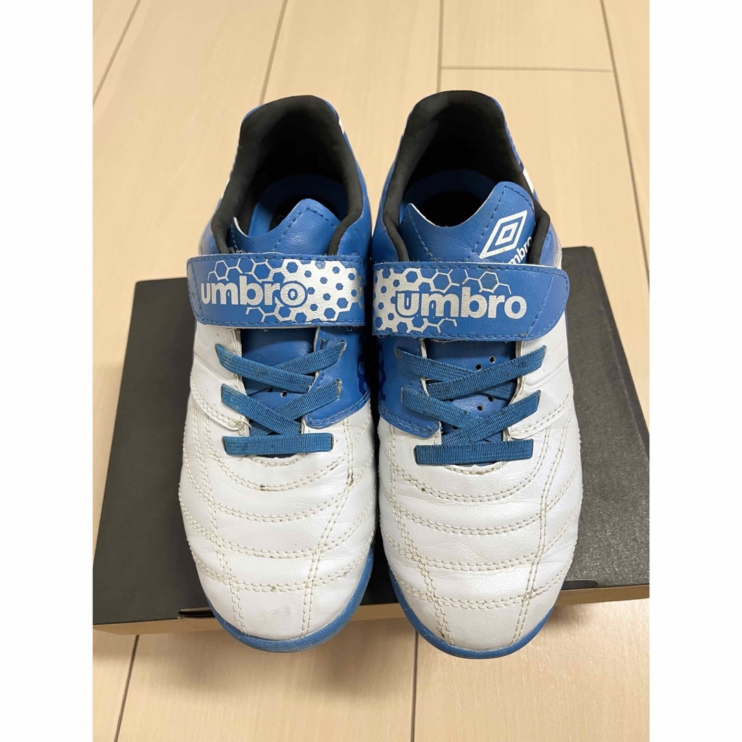 UMBRO(アンブロ)の21.5cm【美品】アンブロ　 サッカー ジュニア トレーニングシューズ ワイド スポーツ/アウトドアのサッカー/フットサル(シューズ)の商品写真