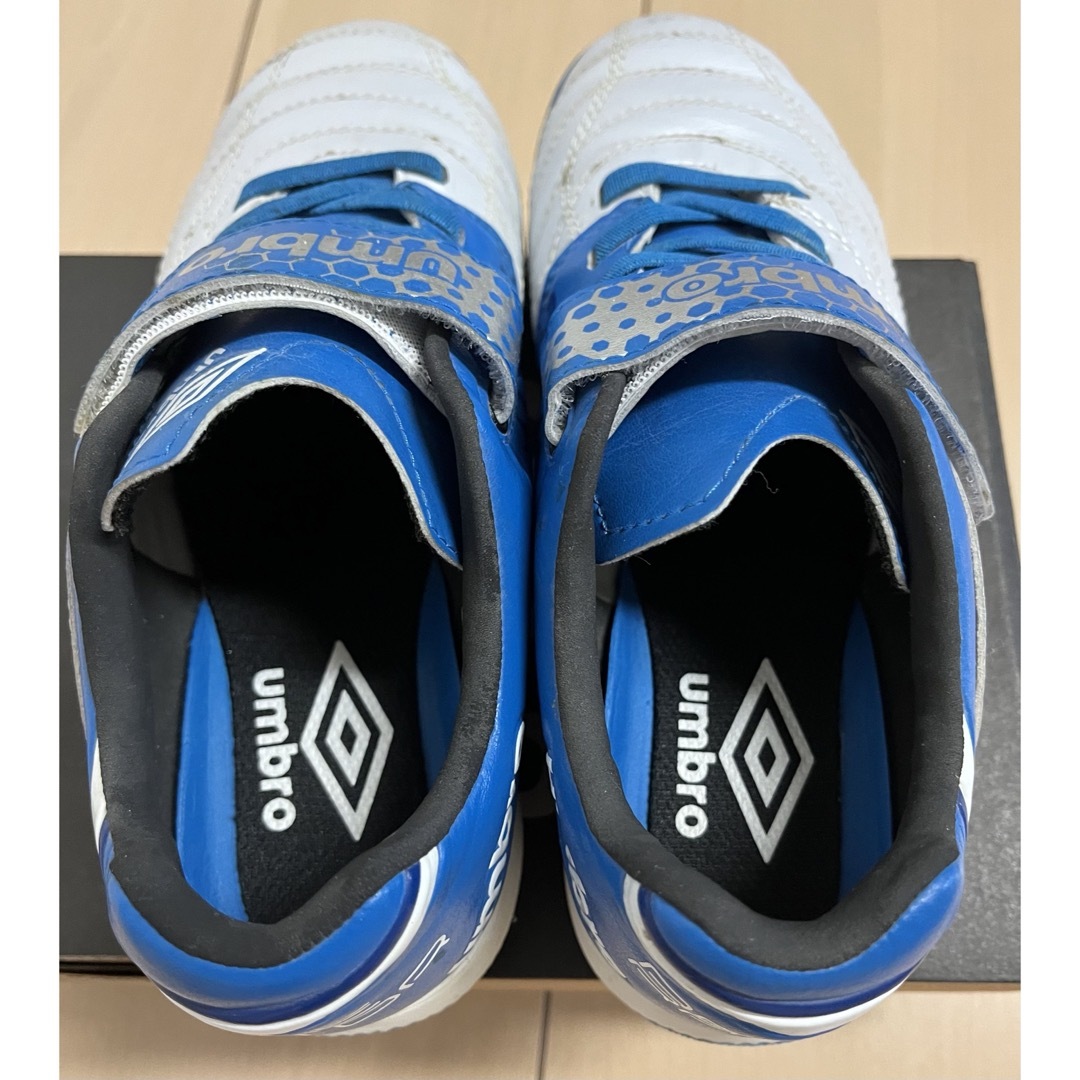 UMBRO(アンブロ)の21.5cm【美品】アンブロ　 サッカー ジュニア トレーニングシューズ ワイド スポーツ/アウトドアのサッカー/フットサル(シューズ)の商品写真