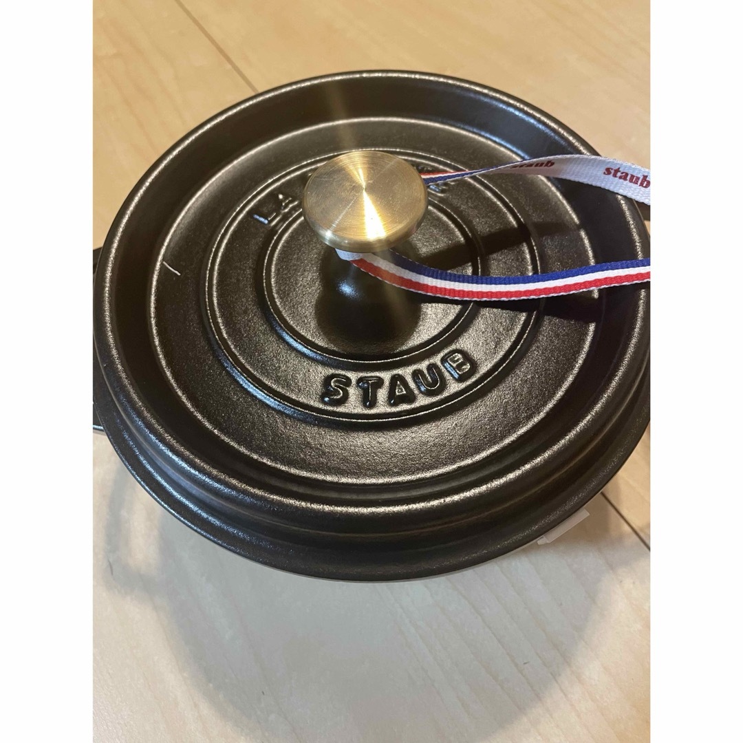 STAUB(ストウブ)のストウブ鍋　ココットロンドブラック20 インテリア/住まい/日用品のキッチン/食器(鍋/フライパン)の商品写真