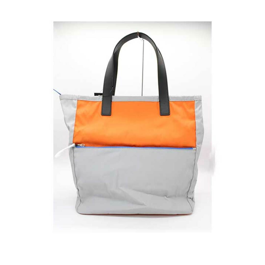 MARC BY MARC JACOBS(マークバイマークジェイコブス)の【新入荷】新品未使用品★MARC BY MARC JACOBSマークバイマークジェイコブス★ トートバック/収納/おしゃれ/バッグ/鞄  グレー×オレンジ レディース メンズ ユニセックス【中古】春夏秋冬 901042 レディースのバッグ(トートバッグ)の商品写真