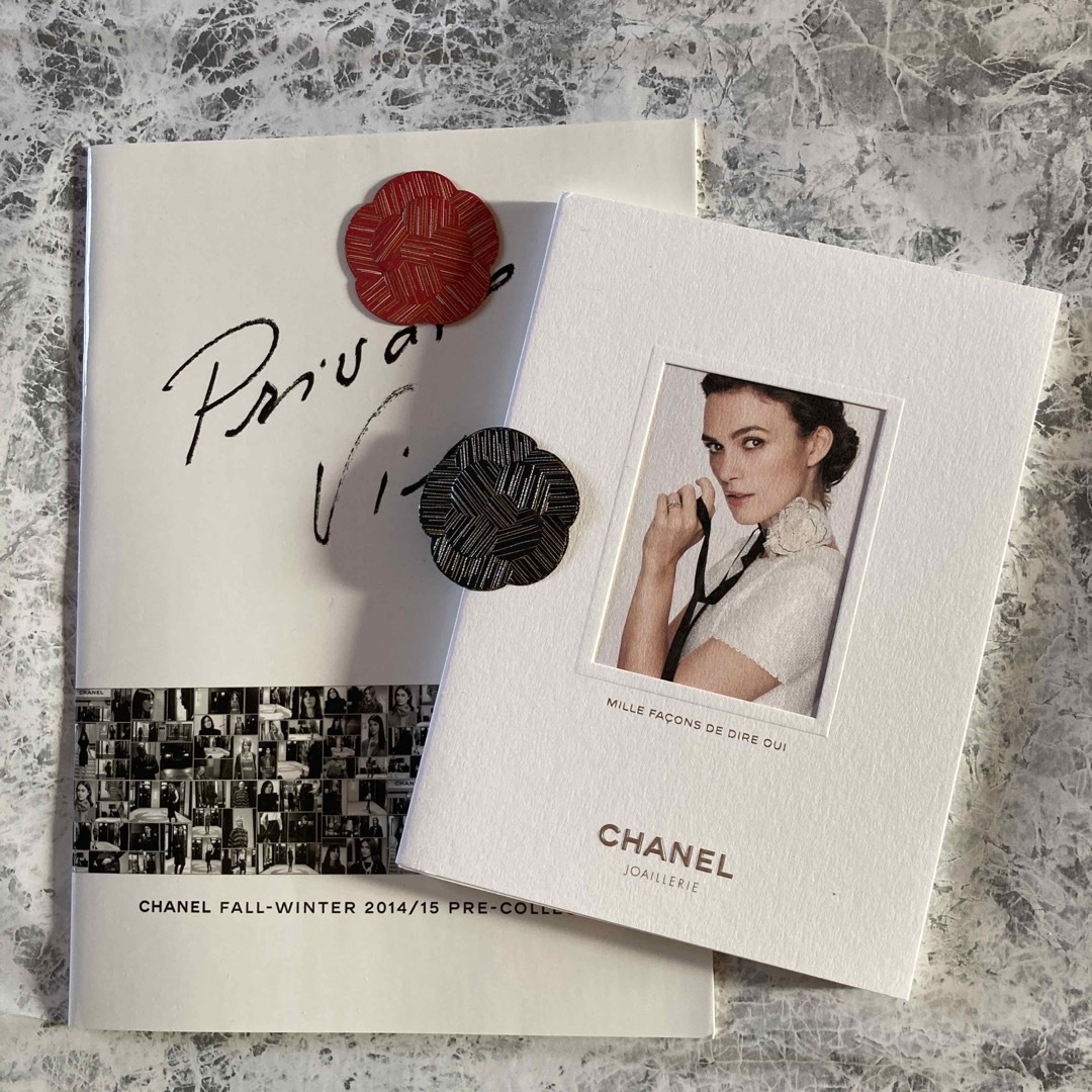 CHANEL(シャネル)のCHANEL カタログ＆カメリアステッカー エンタメ/ホビーの雑誌(ファッション)の商品写真