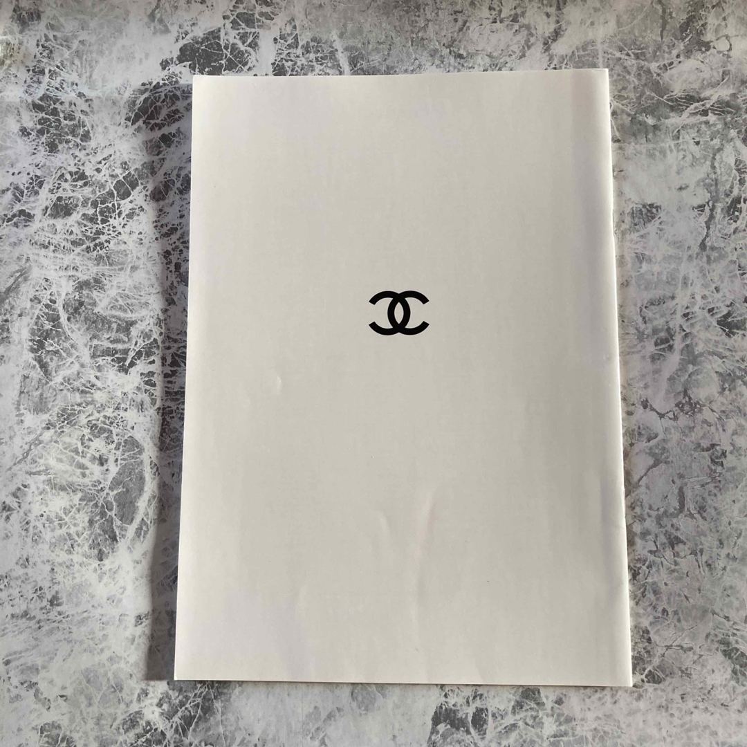 CHANEL(シャネル)のCHANEL カタログ＆カメリアステッカー エンタメ/ホビーの雑誌(ファッション)の商品写真