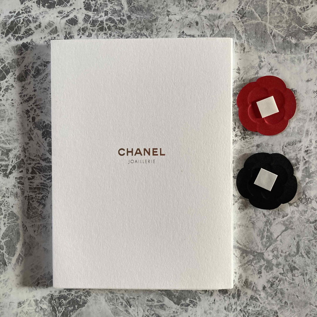 CHANEL(シャネル)のCHANEL カタログ＆カメリアステッカー エンタメ/ホビーの雑誌(ファッション)の商品写真