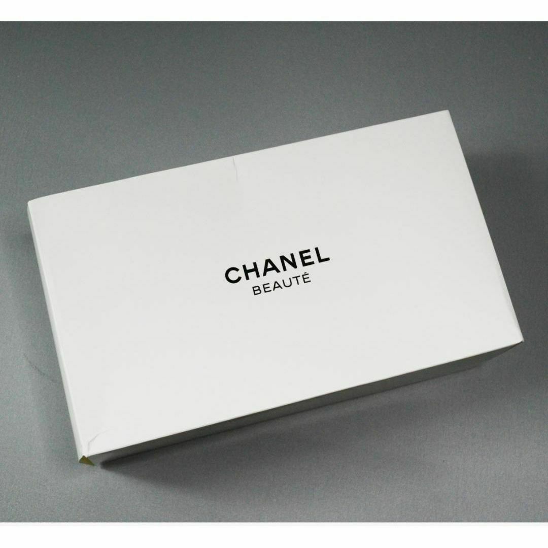 CHANEL(シャネル)のChredbx 新品未使用本物箱付き CHANEL シャネル　ノベルティポーチ レディースのファッション小物(ポーチ)の商品写真