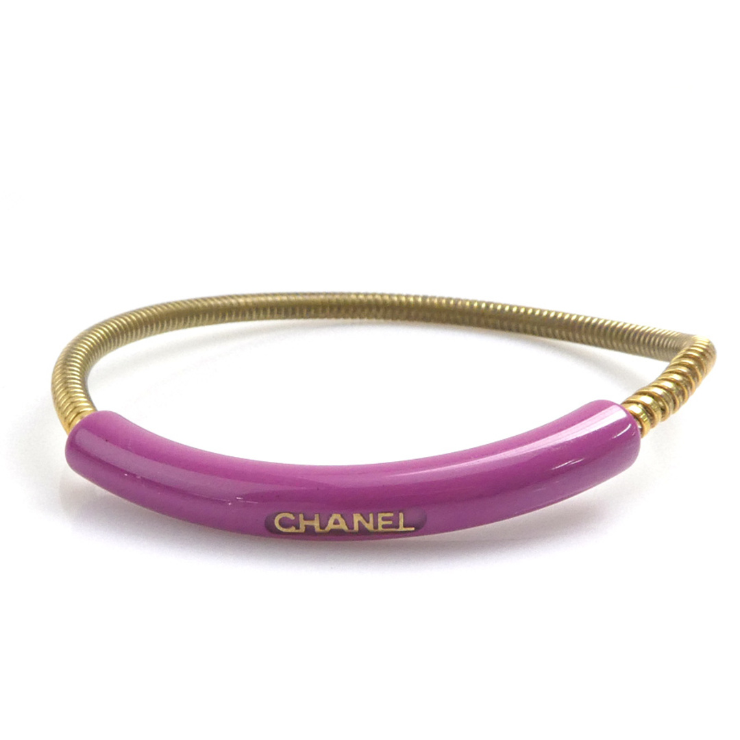 CHANEL(シャネル)のシャネル CHANEL バングル ブレスレット ロゴ メタル/レジン ゴールド/パープル レディース 送料無料【中古】 e57843i レディースのアクセサリー(ブレスレット/バングル)の商品写真