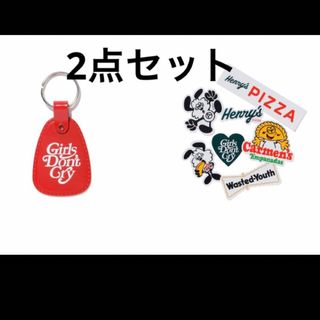 ガールズドントクライ(Girls Don't Cry)のGirls Don't Cry Metal KEYCHAIN と　ステッカー(キーホルダー)