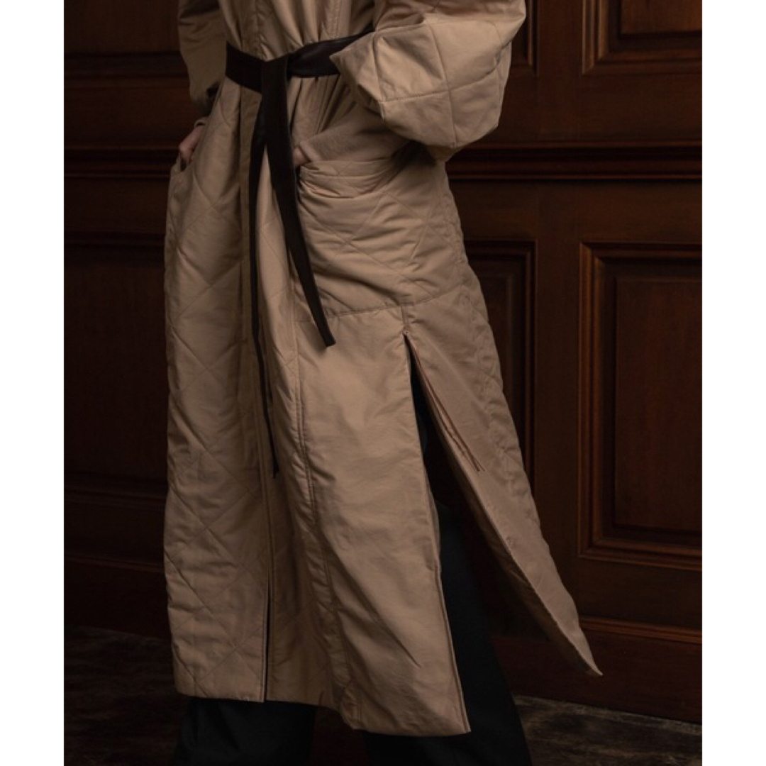 lawgy(ラウジー)のI_am official キルティングボリュームスリーブコート　ベージュ レディースのジャケット/アウター(ロングコート)の商品写真