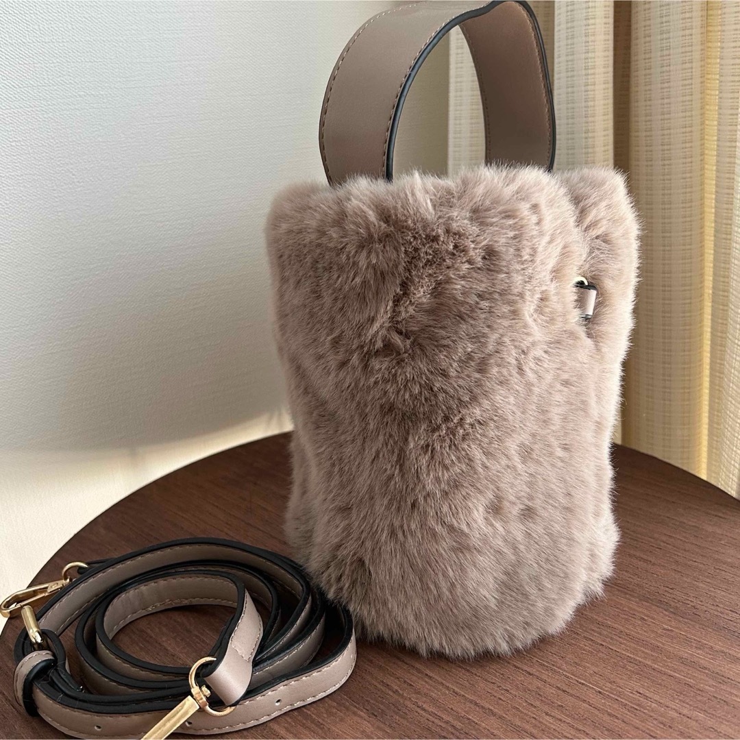 《新品》 ファーバッグ 肩紐付き ハンドバッグ 韓国バッグ 韓国ファッション レディースのバッグ(ハンドバッグ)の商品写真