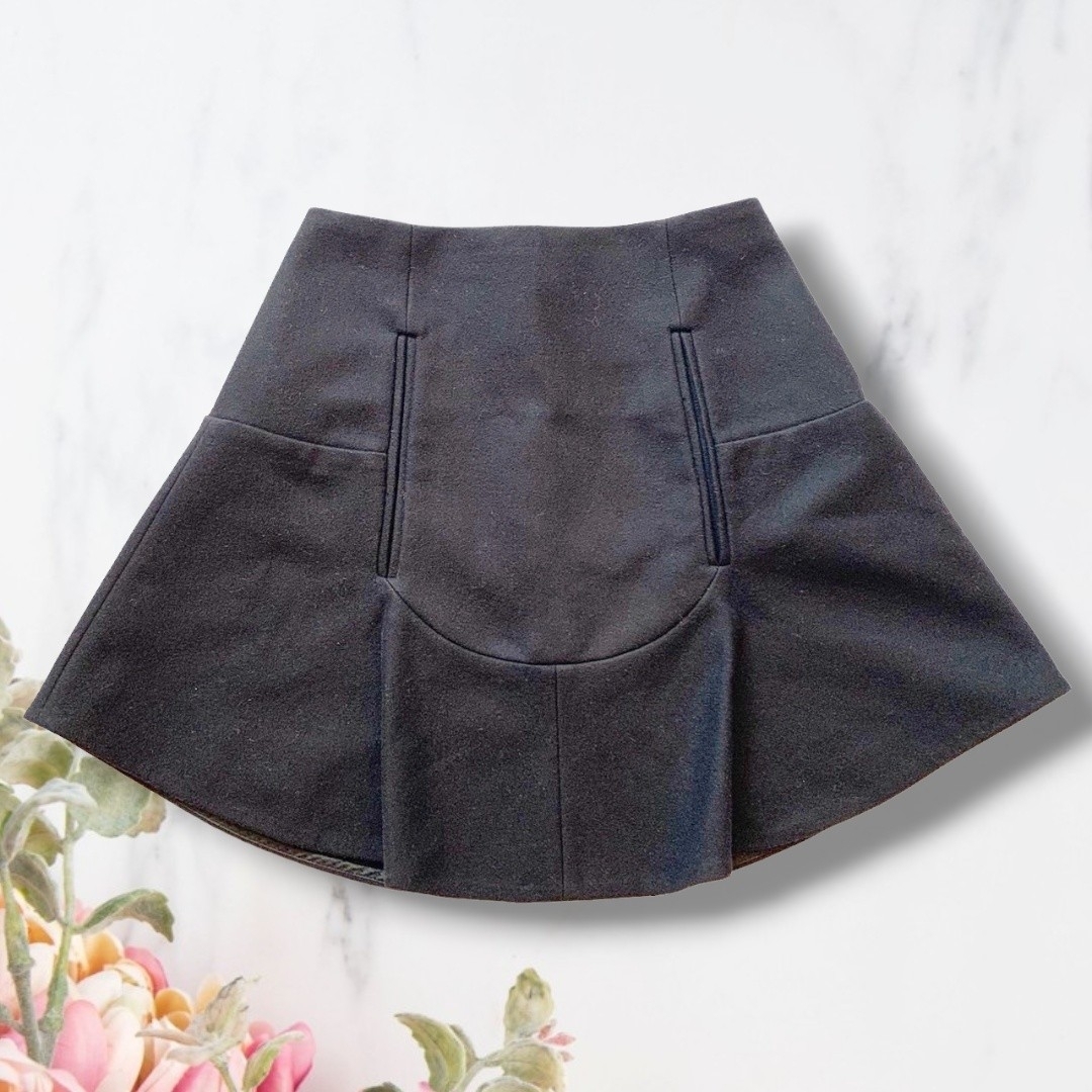 CARVEN(カルヴェン)の新品同様✨美品⭐️CARVEN ミニ スカート フレアスカート 黒 Sサイズ レディースのスカート(ミニスカート)の商品写真