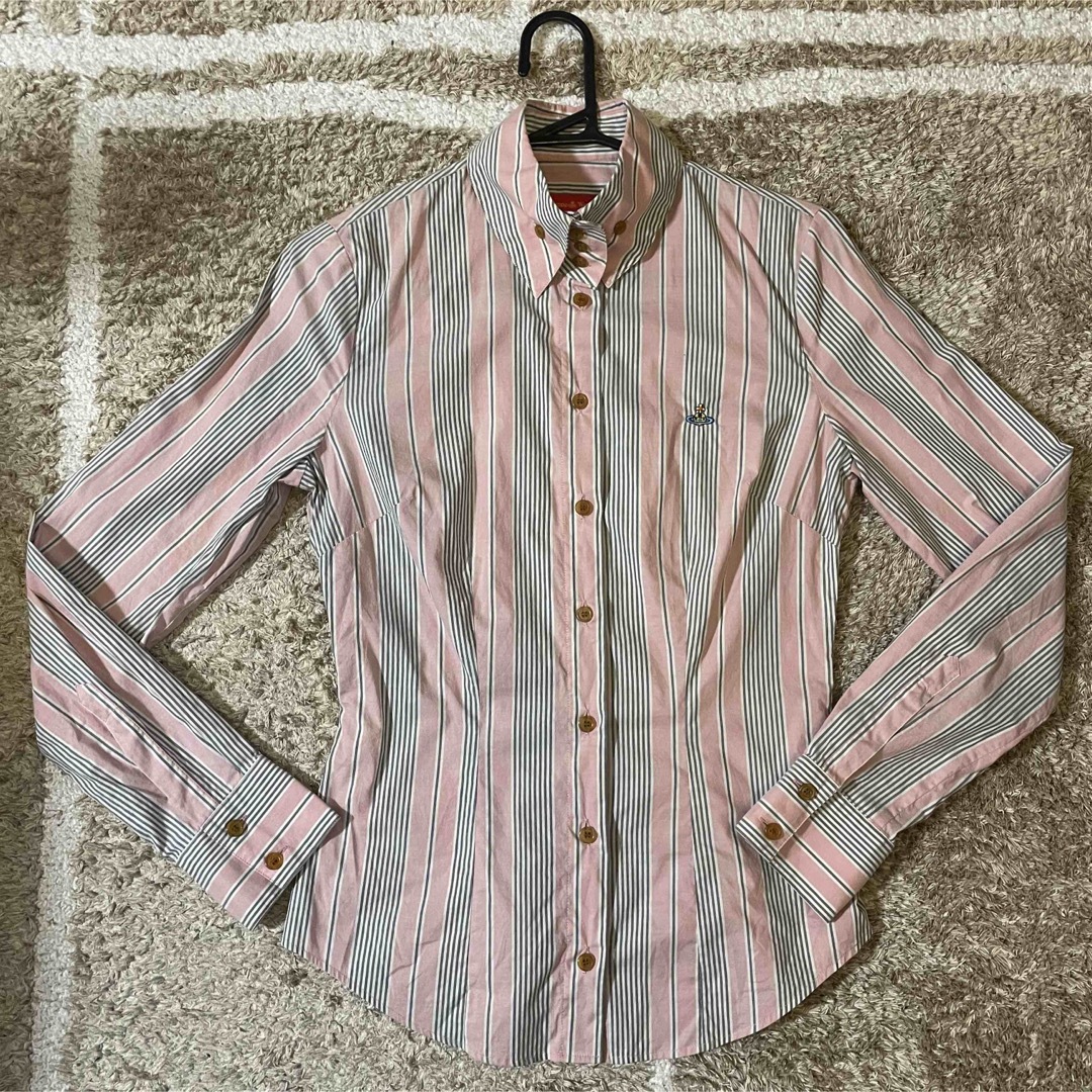 Vivienne Westwood(ヴィヴィアンウエストウッド)のviviennewestwood ピンクストライプ シャツ 詰め襟 レディースのトップス(シャツ/ブラウス(長袖/七分))の商品写真