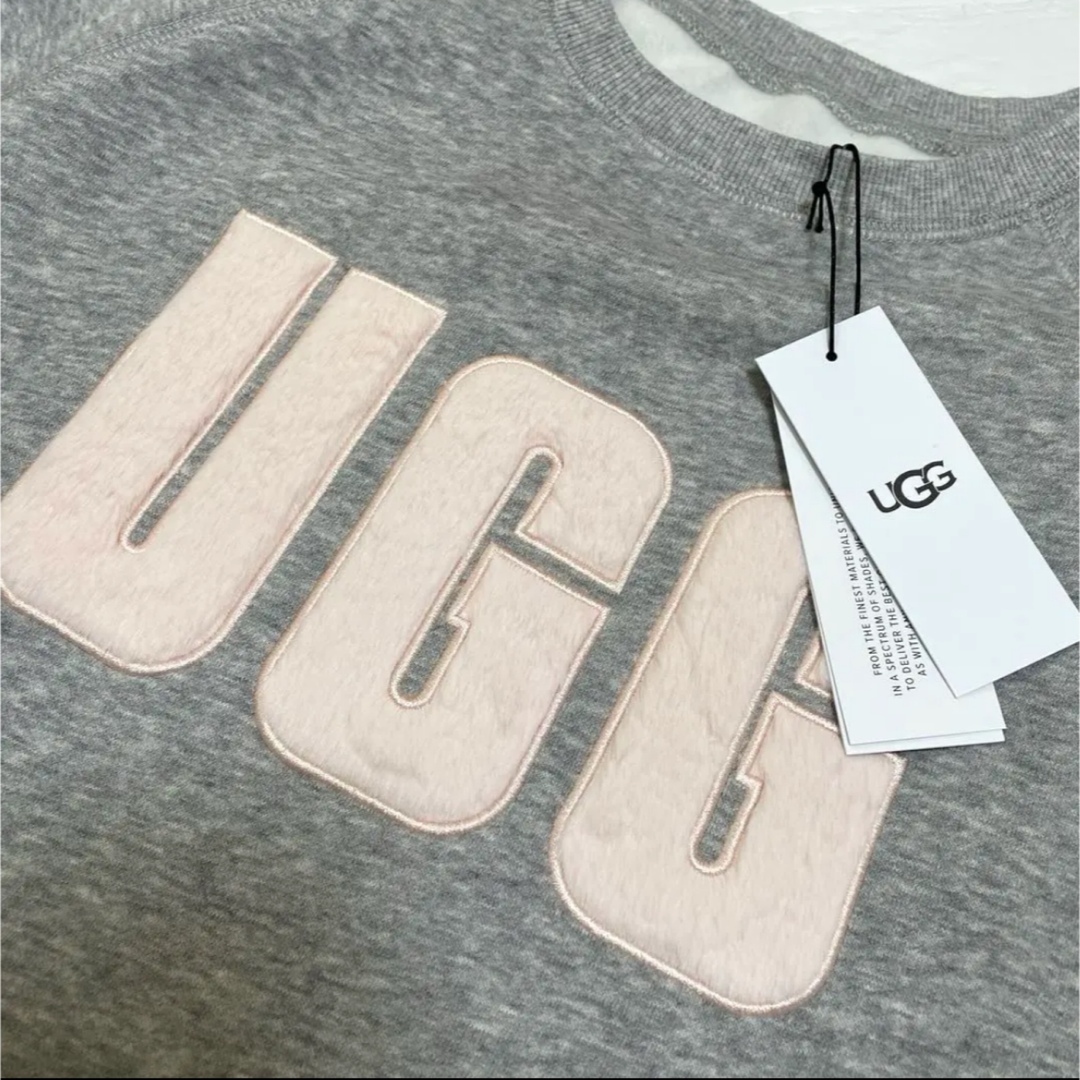 UGG(アグ)の【新品】UGG  裏起毛　ボアロゴ　トレーナー レディースのトップス(トレーナー/スウェット)の商品写真