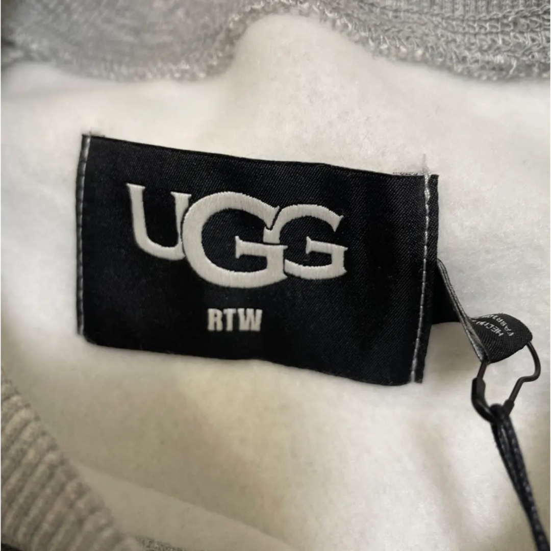 UGG(アグ)の【新品】UGG  裏起毛　ボアロゴ　トレーナー レディースのトップス(トレーナー/スウェット)の商品写真