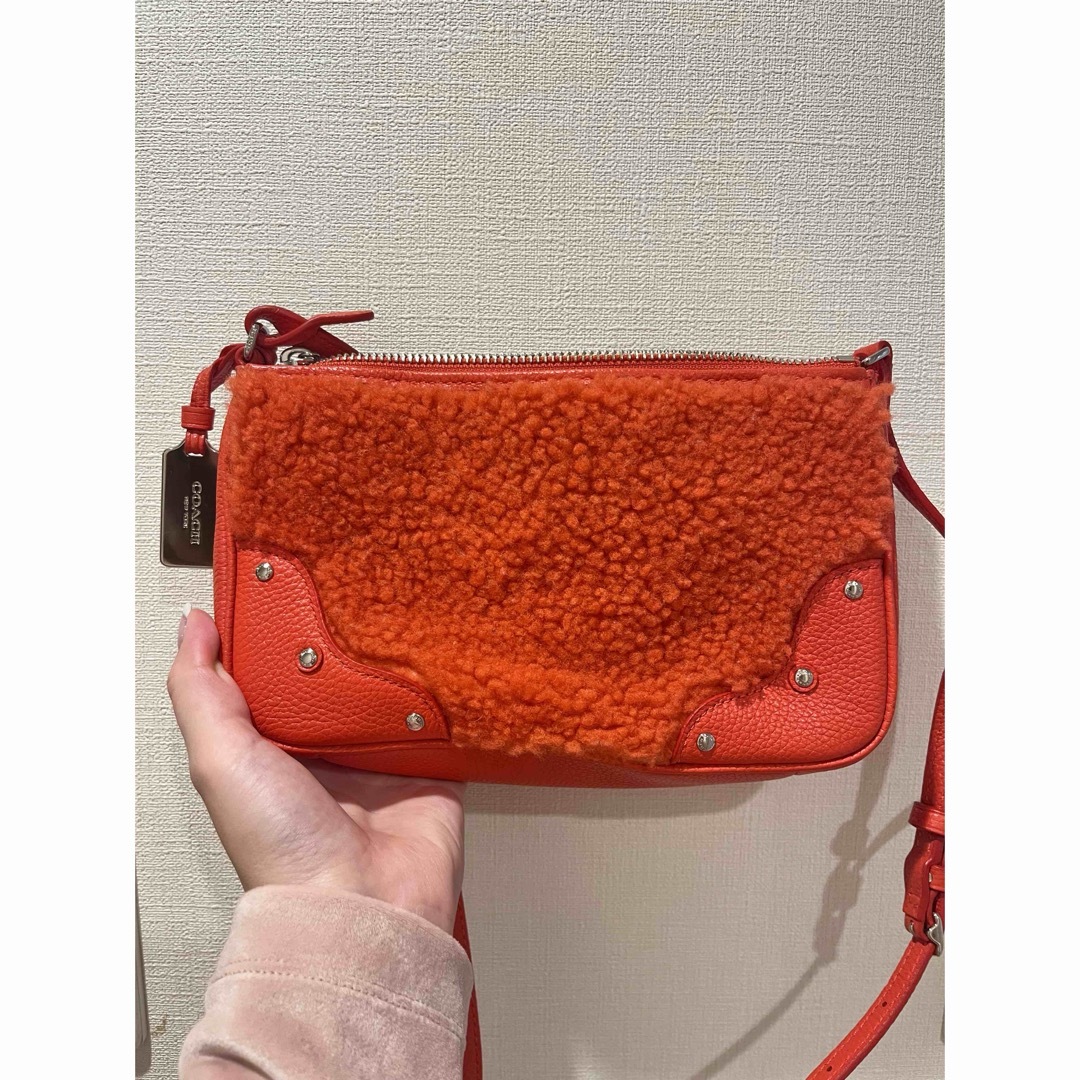 COACH(コーチ)のCOACH コーチ　フェイクファー　ミニバック レディースのバッグ(ショルダーバッグ)の商品写真