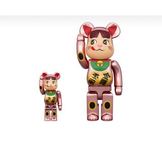 ベアブリック(BE@RBRICK)の 招き猫 ペコちゃん 金運ダブル小判 桃金メッキ 100% & 400%  (フィギュア)
