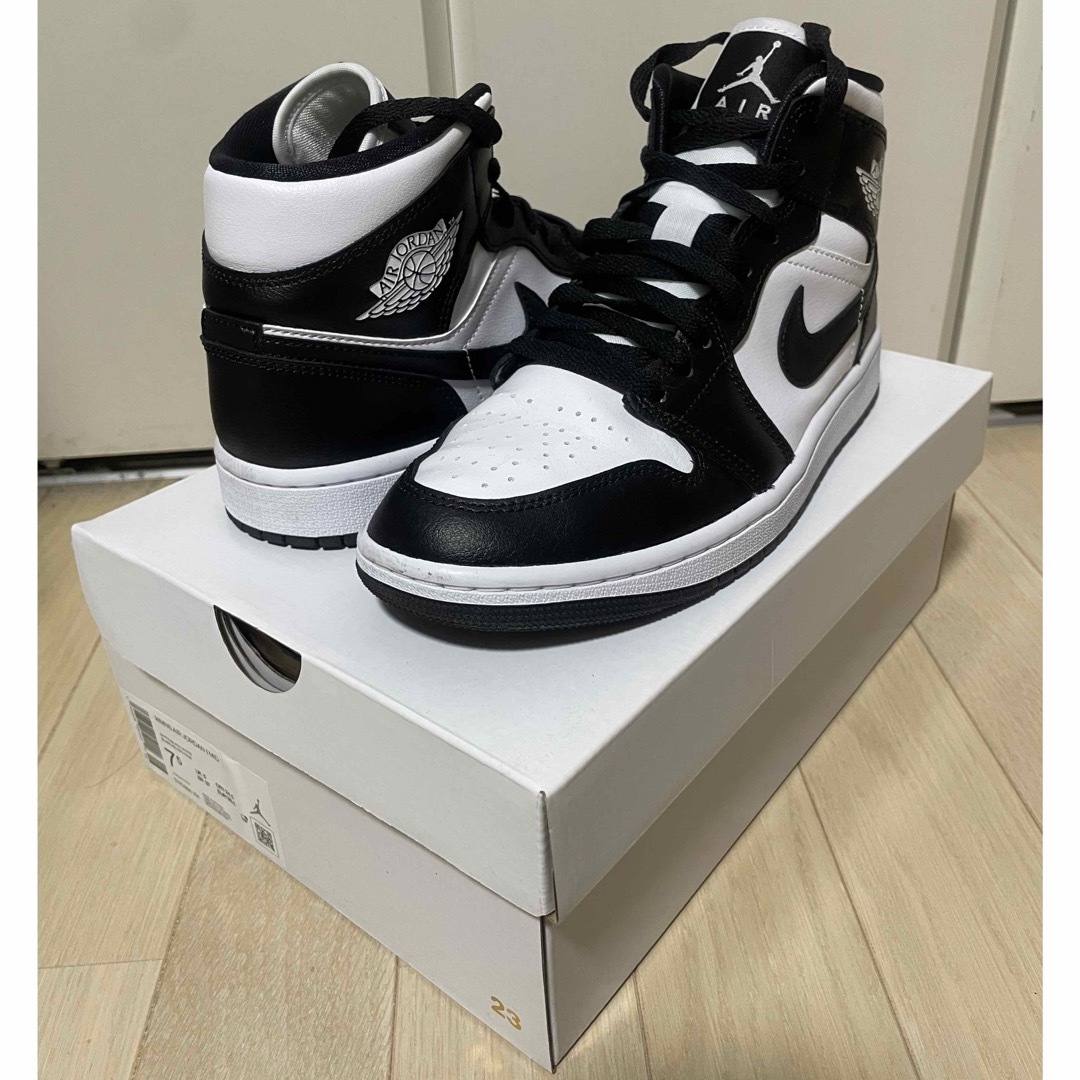 Jordan Brand（NIKE）(ジョーダン)のNike WMNS Air Jordan 1 Mid "Black/White" レディースの靴/シューズ(スニーカー)の商品写真