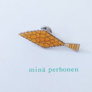 ミナペルホネン(mina perhonen)のミナペルホネン 魚 イエロー ピンバッジ(ブローチ/コサージュ)