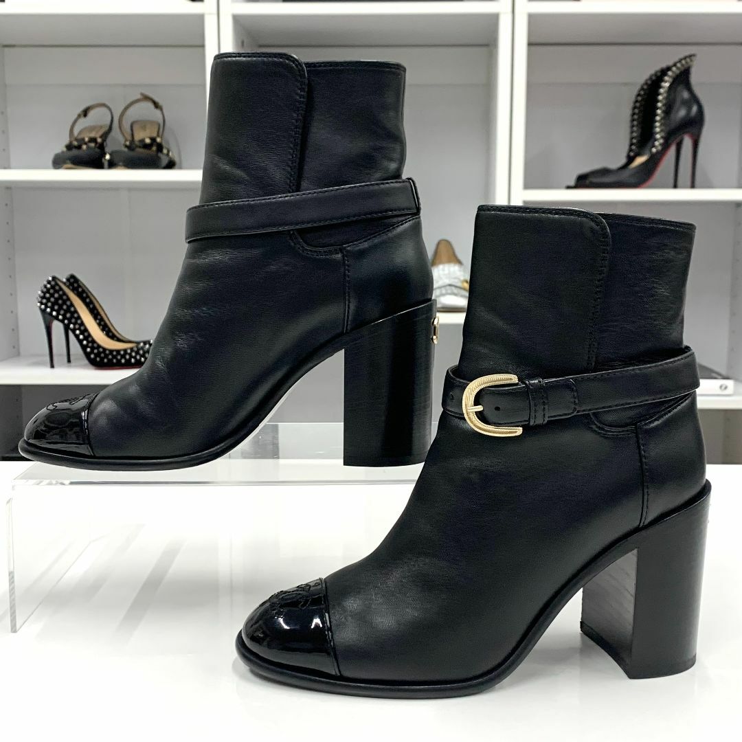 CHANEL(シャネル)の9070 シャネル ラムスキン ココマーク ベルト ショートブーツ ブラック レディースの靴/シューズ(ブーツ)の商品写真