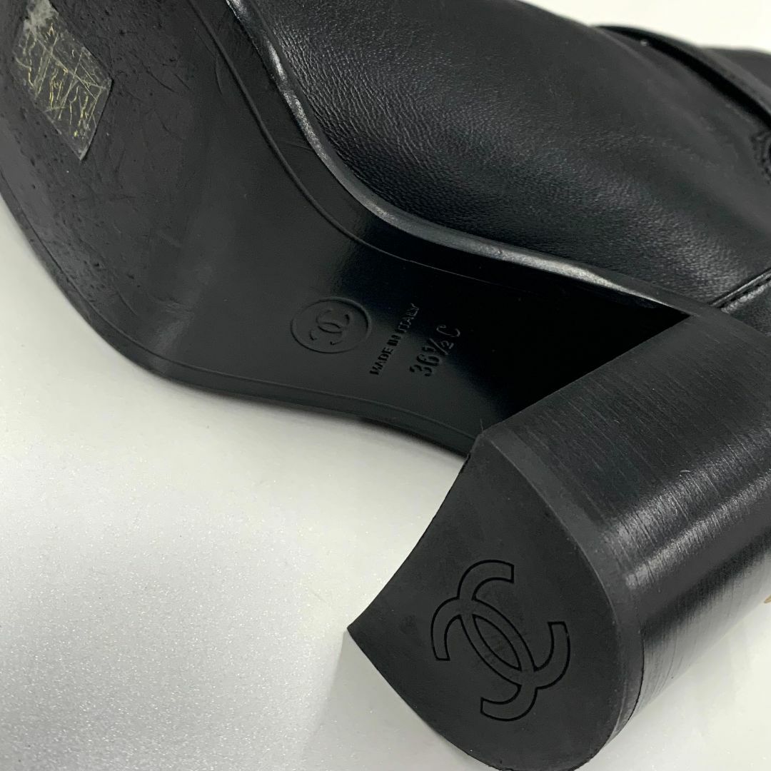 CHANEL(シャネル)の9070 シャネル ラムスキン ココマーク ベルト ショートブーツ ブラック レディースの靴/シューズ(ブーツ)の商品写真