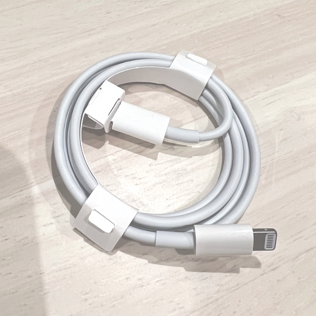 Apple(アップル)のApple 純正タイプCケーブル　USB-C to Lightning スマホ/家電/カメラのスマートフォン/携帯電話(バッテリー/充電器)の商品写真