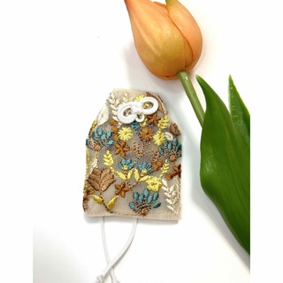 インド刺繍リボン⭐︎合格祈願⭐︎ お守り袋　マース袋　フラワーチュール　イエロー(バッグチャーム)
