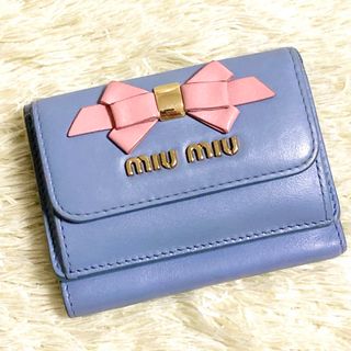 ミュウミュウ(miumiu)の【未使用に近い】ミュウミュウ 三つ折り財布 コンパクト リボン 水色 ピンク(財布)