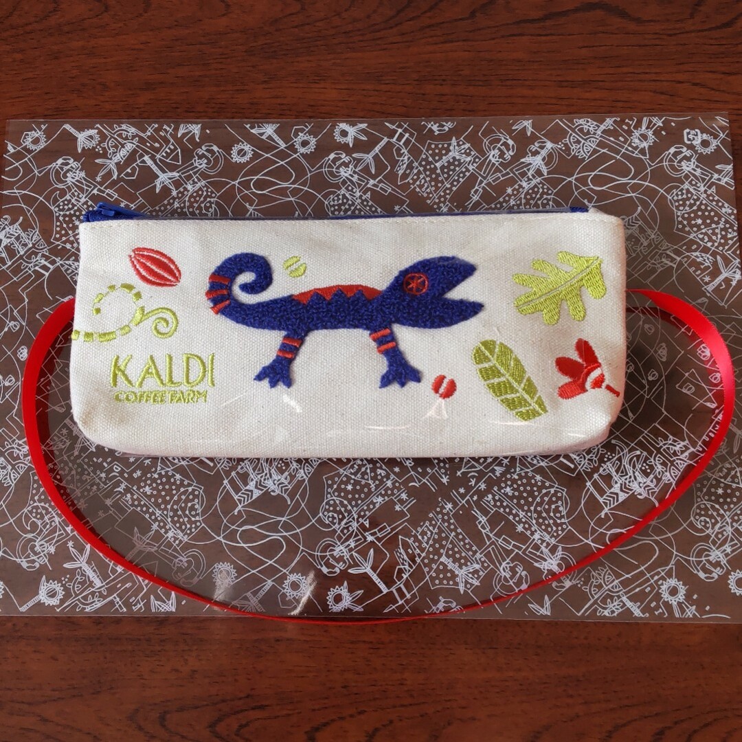 KALDI(カルディ)のカルディ カカオの森ペンケース 食品/飲料/酒の食品(菓子/デザート)の商品写真