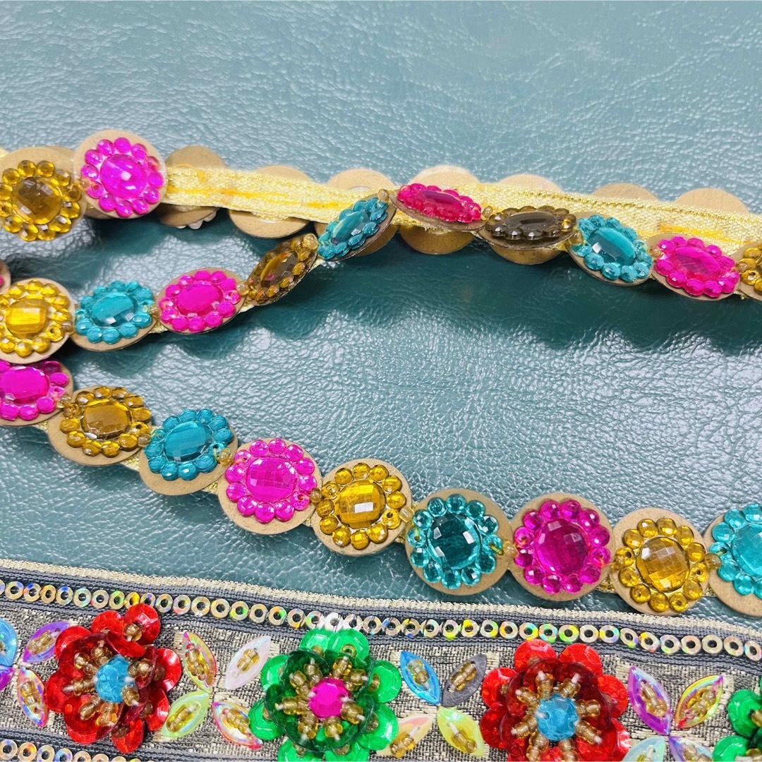 刺繍リボン　スパンコール ハンドメイドの素材/材料(各種パーツ)の商品写真