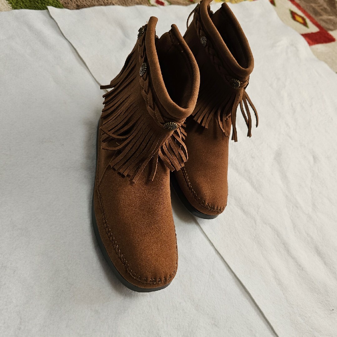 Minnetonka(ミネトンカ)のMINNETONKA × earth バックジップブーツ size24cm レディースの靴/シューズ(ブーツ)の商品写真